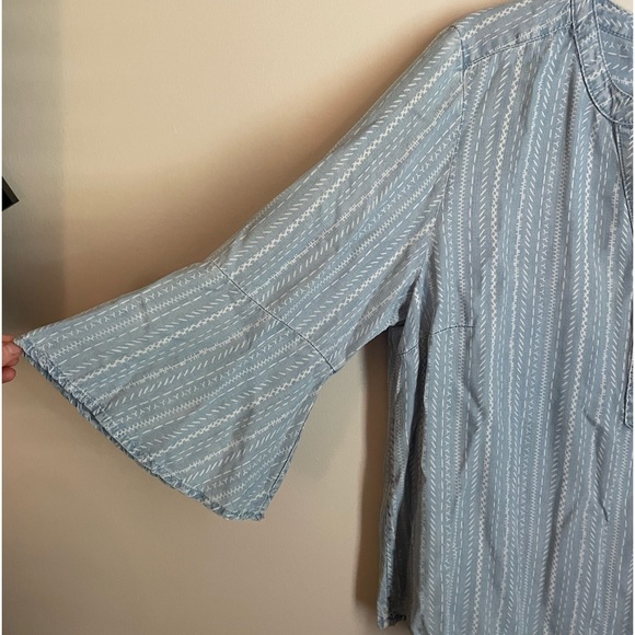 🖤💙CHICOS Striped Denim Bell-Sleeve Top 💙🖤 - Picture 2 of 5
